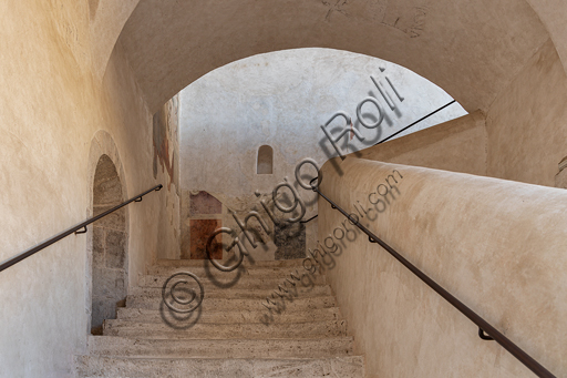 Scalinata interna in pietra della fortezza Rocca Albornoz a Spoleto, Umbria