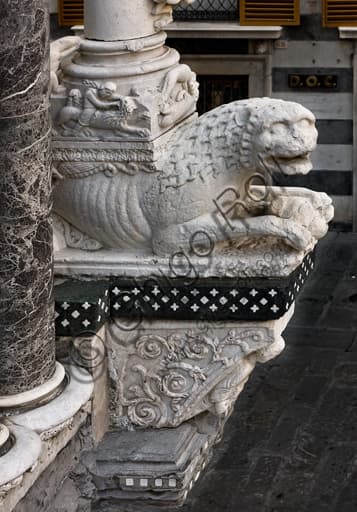 Scultura base colonna Duomo Genova - Sansone smascella leone, bottega Antelami 1200