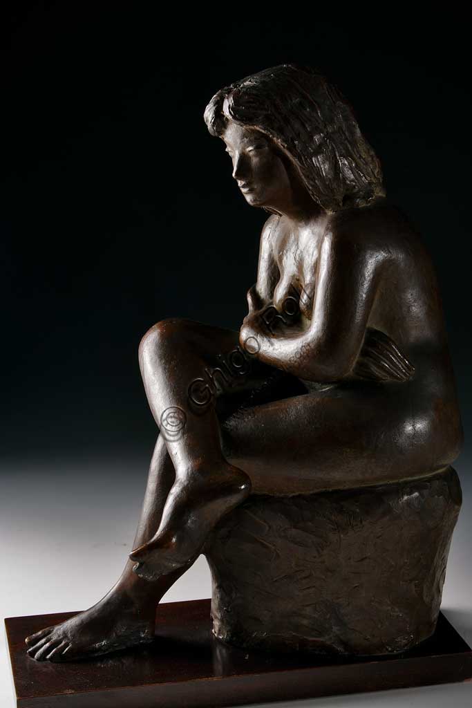 Scultura in bronzo Donna seduta dell'artista italiano Ivo Soli, Collezione Assicoop - Unipol