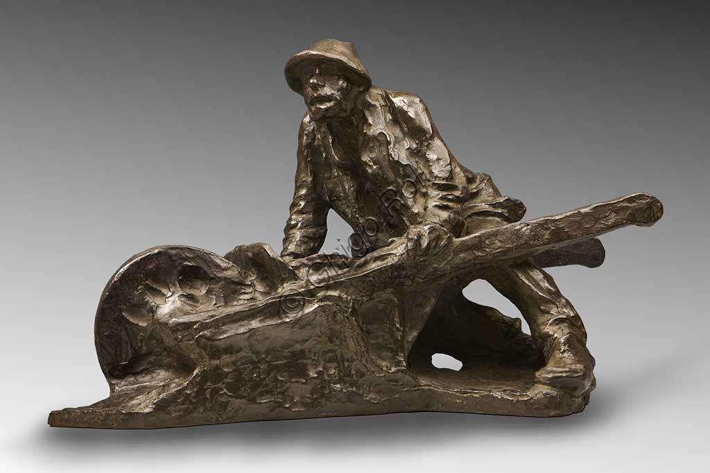 Scultura in bronzo Uomo con Carretto di Giuseppe Graziosi, Collezione Assicoop Unipol