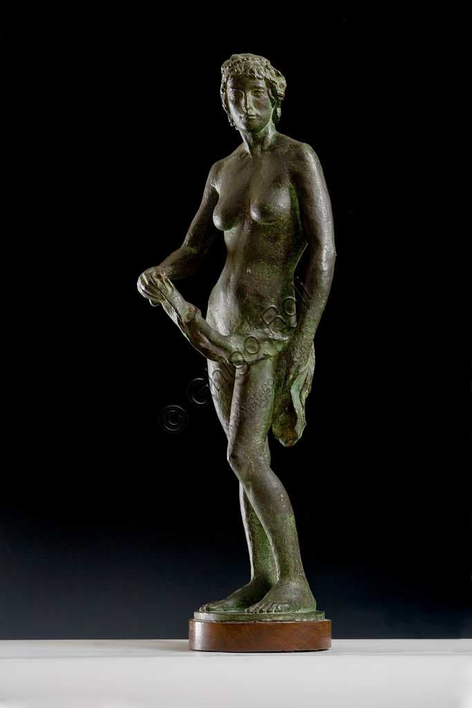 Scultura in bronzo L'acquoiola di Dante Zamboni, Collezione Assicoop-Unipol, altezza 68 cm