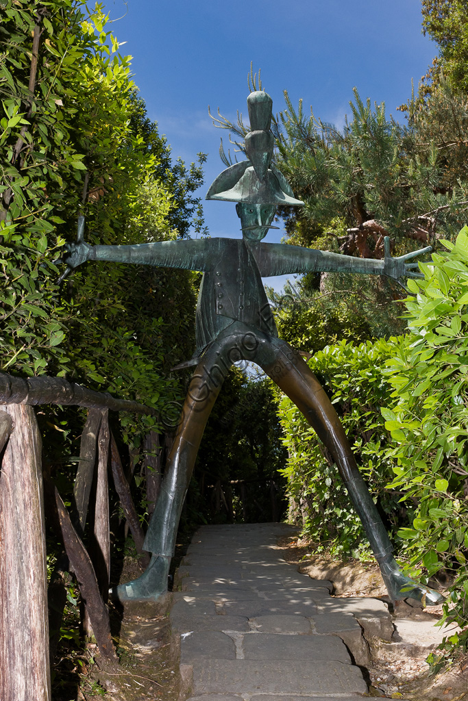 Scultura Il Carabiniere di Pietro Consagra in bronzo e acciaio al Parco di Pinocchio a Collodi