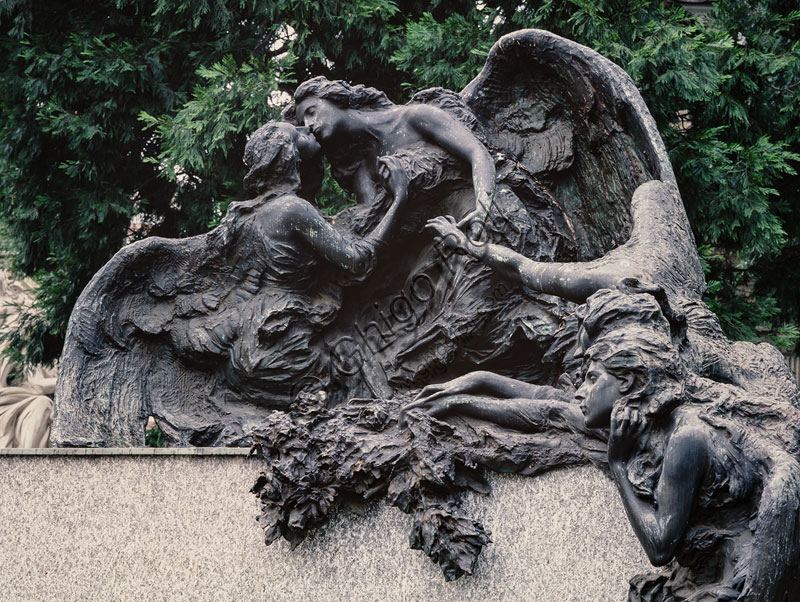 Scultura L'Ultimo Bacio di Michele Vedani, Edicola Bonelli, Cimitero Monumentale di Milano