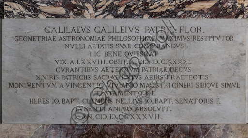 Particolare iscrizione sul basamento del sepolcro di Galileo Galilei, Basilica di Santa Croce, Firenze