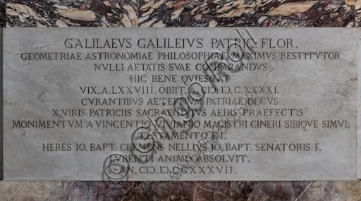Particolare iscrizione sul basamento del sepolcro di Galileo Galilei, Basilica di Santa Croce, Firenze