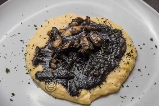Piatto di seppie alla veneziana servite con polenta cremosa al ristorante Al Graspo de Ua a Venezia