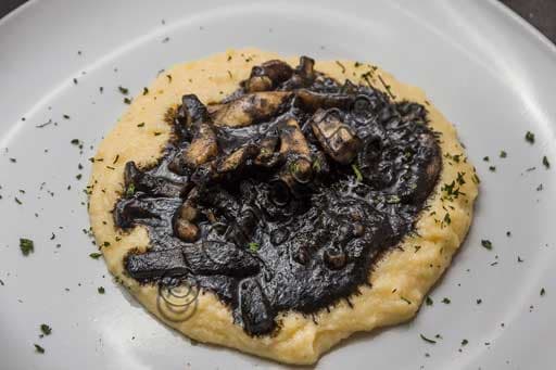 Piatto di seppie alla veneziana servite con polenta cremosa al ristorante Al Graspo de Ua a Venezia