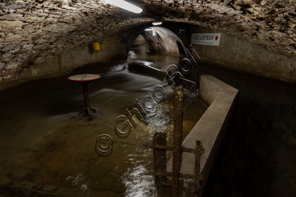 Interno del sotterraneo del Serraglio a Brescia con tracce di antichi corsi d'acqua
