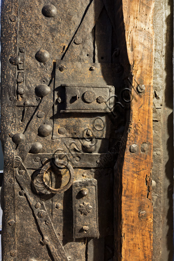 Dettaglio della serratura storica sulla porta della Sala della Secchia Rapita, Torre Ghirlandina, Modena