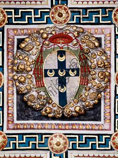Stemma del Cardinale Todeschini Piccolomini circondato da ghirlanda, soffitto Libreria Piccolomini del Duomo di Siena, opera di Lorenzo Mariano Fucci detto il Marrina (1502-3)