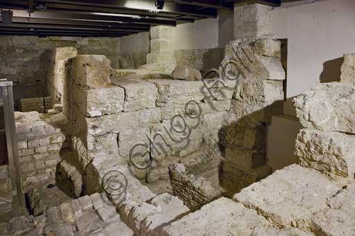 Vista degli ipogei e della Porta Urbica Ellenistica nei sotterranei del Palazzo dei Normanni, Palermo