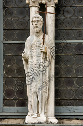 Statua di San Giovanni Battista sulla torre destra del Duomo di Genova, scultura gotica del XV secolo