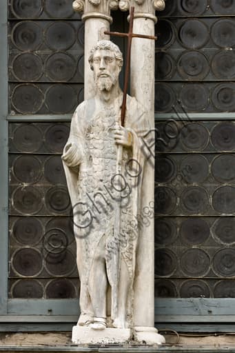 Statua di San Giovanni Battista sulla torre destra del Duomo di Genova, scultura gotica del XV secolo