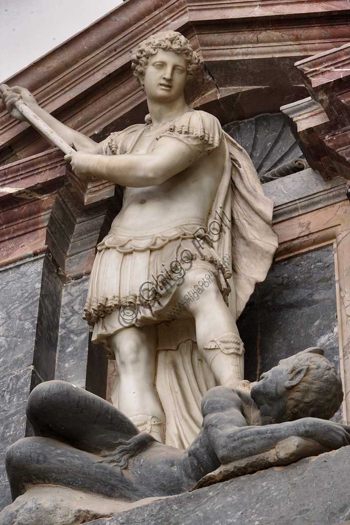 Statua di San Michele Arcangelo che sconfigge il demonio, scultura di Giovanni Antonio Buzzi nel Mausoleo di San Pio V, Basilica di Santa Croce