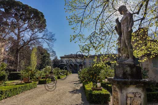 Statue virili nel giardino di Palazzo Corsini al Prato a Firenze, con il palazzo sullo sfondo.