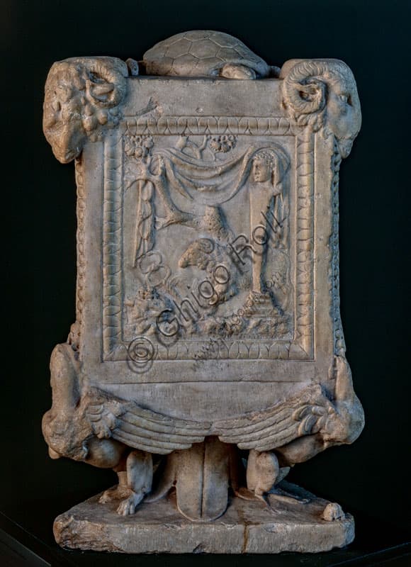 Stele votiva romana in pietra con iscrizione dedicatoria al dio Mercurio, II secolo d.C., Museo Civico Archeologico di Milano