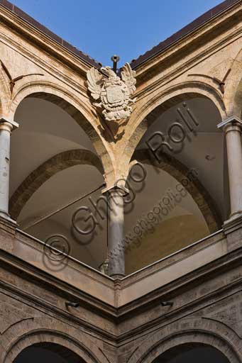 Stemma borbonico con aquila, dettaglio scultoreo nel Cortile Maqueda di Palazzo dei Normanni a Palermo