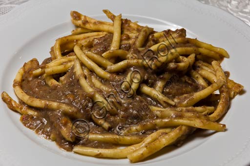 Piatto di straccetti freschi ai funghi porcini serviti al Ristorante Albergo Piacentino di Bobbio