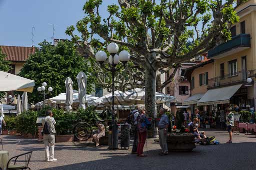 Veduta e scorcio della piazza principale di Stresa con panorama sul Lago Maggiore in Piemonte