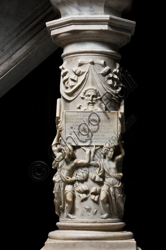 Dettaglio della targa commemorativa del pulpito rinascimentale di Pierangelo Scala nel Duomo di San Lorenzo a Genova, Italia.