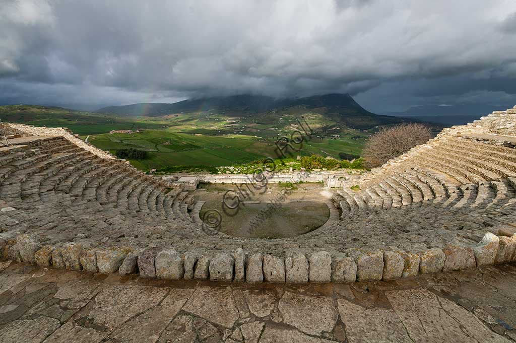 Veduta panoramica del teatro greco antico di Segesta nel Parco Archeologico, scolpito nella collina