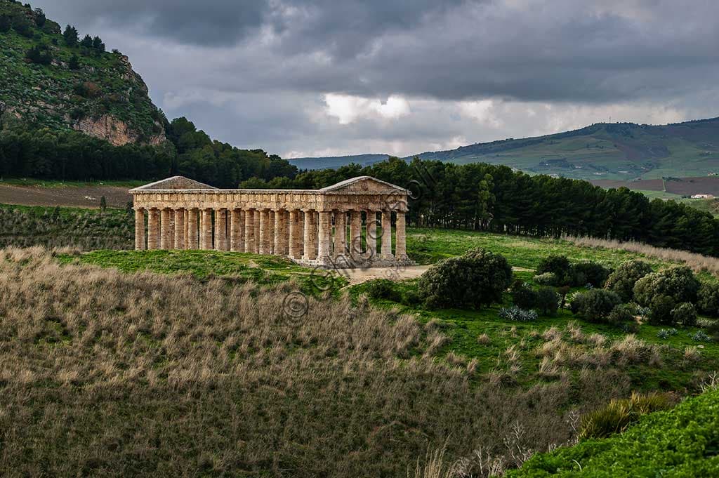 Veduta frontale del Tempio Dorico di Segesta nel Parco Archeologico, architettura greca classica in Sicilia