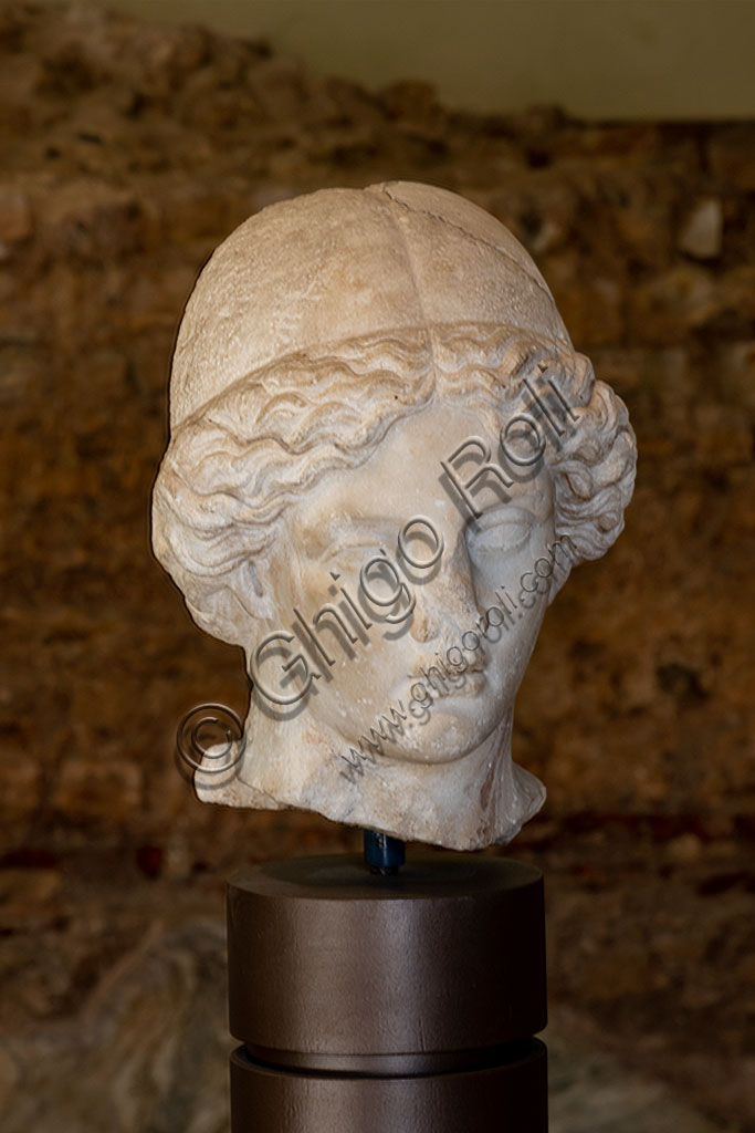 Testa della dea Minerva, scultura romana in marmo del I-II secolo d.C., sito archeologico del Capitolium di Brescia, antica Brixia, patrimonio Unesco.