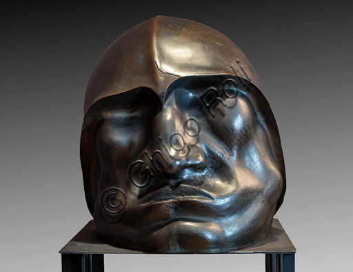 Scultura in bronzo Testa di Mussolini di Giandante X, Labirinto della Masone