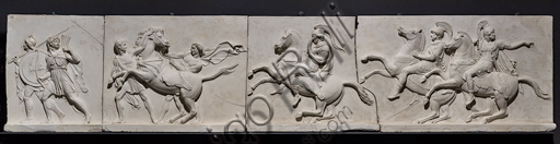 Dettaglio del fregio 'L’ingresso di Alessandro Magno in Babilonia' di Bertel Thorvaldsen con soldati e cavalli in primo piano, esempio di scultura neoclassica.