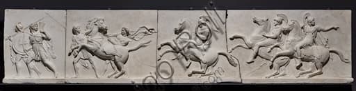 Dettaglio del fregio 'L’ingresso di Alessandro Magno in Babilonia' di Bertel Thorvaldsen con soldati e cavalli in primo piano, esempio di scultura neoclassica.
