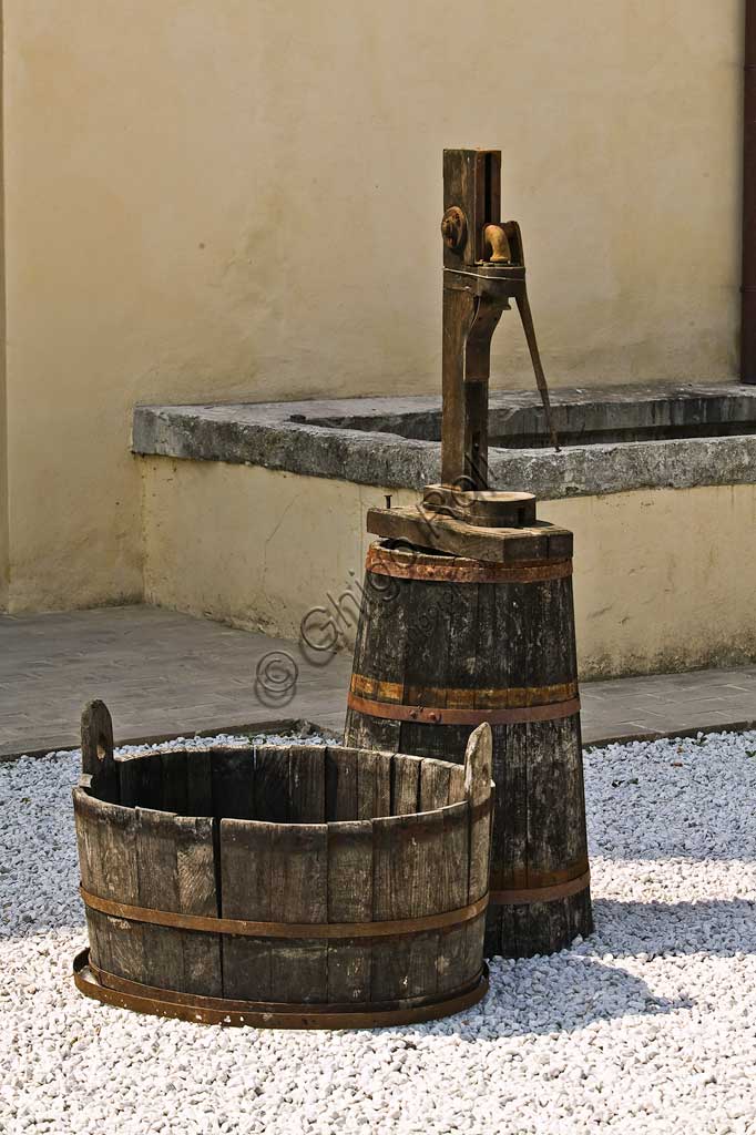 Tini in acciaio e legno nella cantina Scacciadiavoli a Montefalco per la produzione del Sagrantino