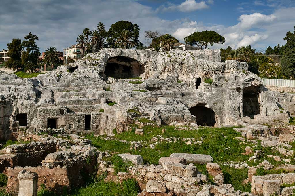 Veduta panoramica della necropoli Grotticelle con la Tomba di Archimede nel Parco Archeologico della Neapolis di Siracusa
