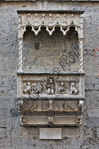Tomba pensile di Antonio Grimaldi, fianco sud del Duomo di San Lorenzo a Genova