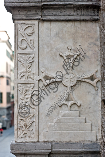Dettaglio dello stemma araldico dei Cavalieri di Malta sulla tomba pensile di Antonio Grimaldi, Duomo di Genova (Cattedrale di San Lorenzo)
