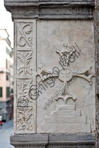 Dettaglio dello stemma araldico dei Cavalieri di Malta sulla tomba pensile di Antonio Grimaldi, Duomo di Genova (Cattedrale di San Lorenzo)