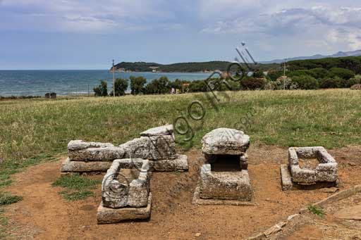 Vista delle tombe a sarcofago nella Necropoli Etrusca di San Cerbone, Parco Archeologico di Baratti e Populonia, Toscana