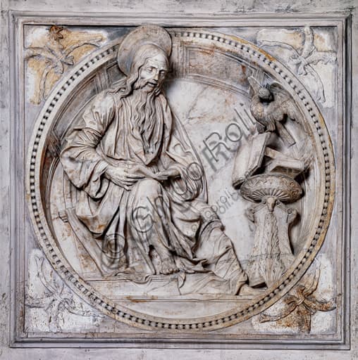 Tondo marmoreo San Giovanni Evangelista, facciata Libreria Piccolomini, Duomo di Siena