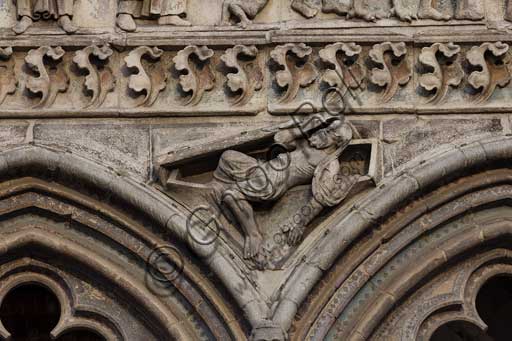 Dettaglio del bassorilievo del Giudizio Universale sulla trabeazione della facciata della Cattedrale di Ferrara