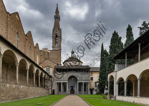 Veduta architettonica del Chiostro dei Pazzi, primo chiostro rinascimentale della Basilica di Santa Croce a Firenze, Toscana