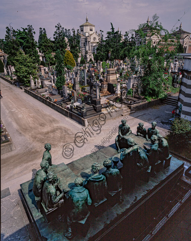 Veduta del Cimitero Monumentale di Milano dall'Edicola Campari: panorama architettonico e scultoreo
