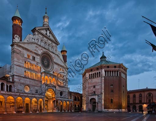 Veduta notturna di piazza del Comune a Cremona con il Duomo, il Torrazzo e il Battistero illuminati