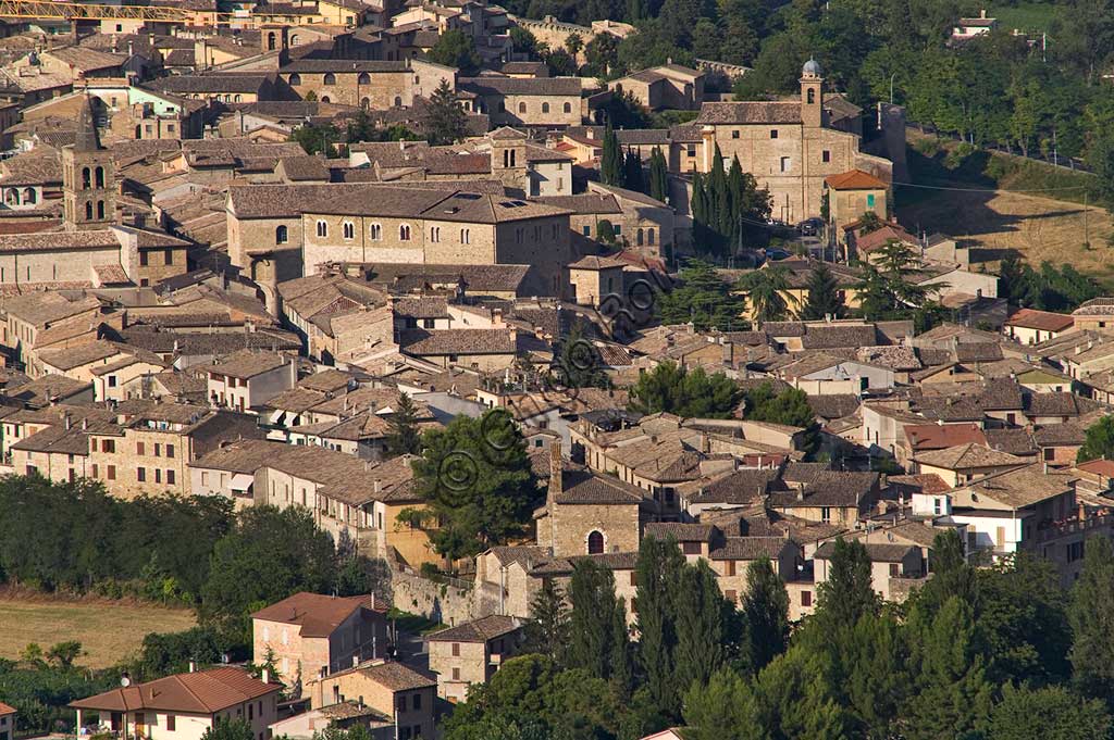 Veduta panoramica del borgo medievale di Bevagna in Umbria, Italia, con architettura storica e paesaggio collinare