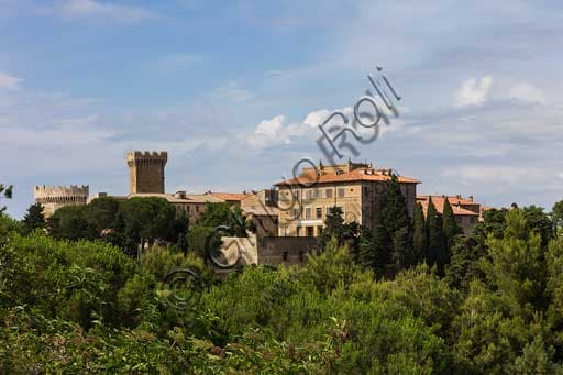 Veduta aerea panoramica del borgo medievale di Populonia, provincia di Livorno, Toscana