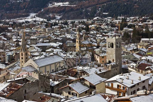 Veduta panoramica del paese di Bormio con la Collegiata, la Chiesa di Sant'Ignazio e la Torre Civica sullo sfondo delle montagne