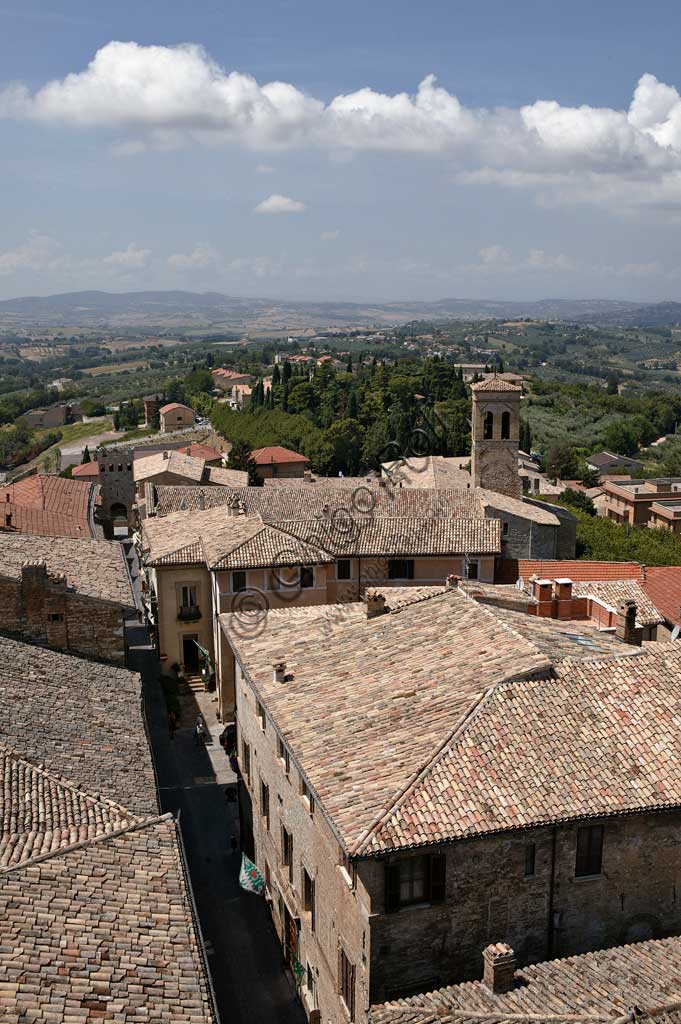 Veduta aerea panoramica di Corso Goffredo Mameli a Montefalco, Umbria, scattata dalla Torre Civica