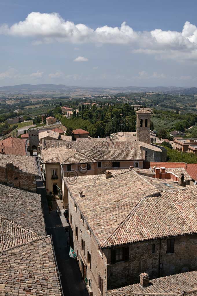 Veduta aerea panoramica di Corso Goffredo Mameli a Montefalco, Umbria, scattata dalla Torre Civica