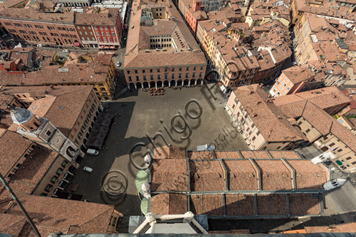 Veduta panoramica aerea di Piazza Grande e del Duomo di Modena (Cattedrale) scattata dalla sommità della Torre Ghirlandina, con la Torre Civica in primo piano.