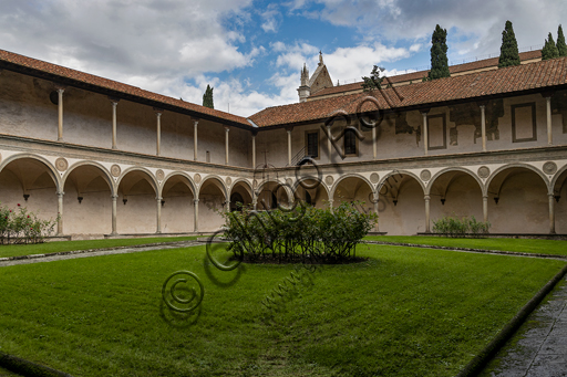 Veduta architettonica del secondo chiostro rinascimentale nella Basilica di Santa Croce a Firenze, Toscana