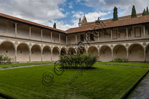 Veduta architettonica del secondo chiostro rinascimentale nella Basilica di Santa Croce a Firenze, Toscana