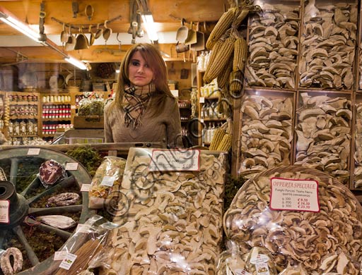 Veronica Pozzi nel negozio La Sceleira a Bormio mostra confezioni di funghi porcini secchi italiani di alta qualità